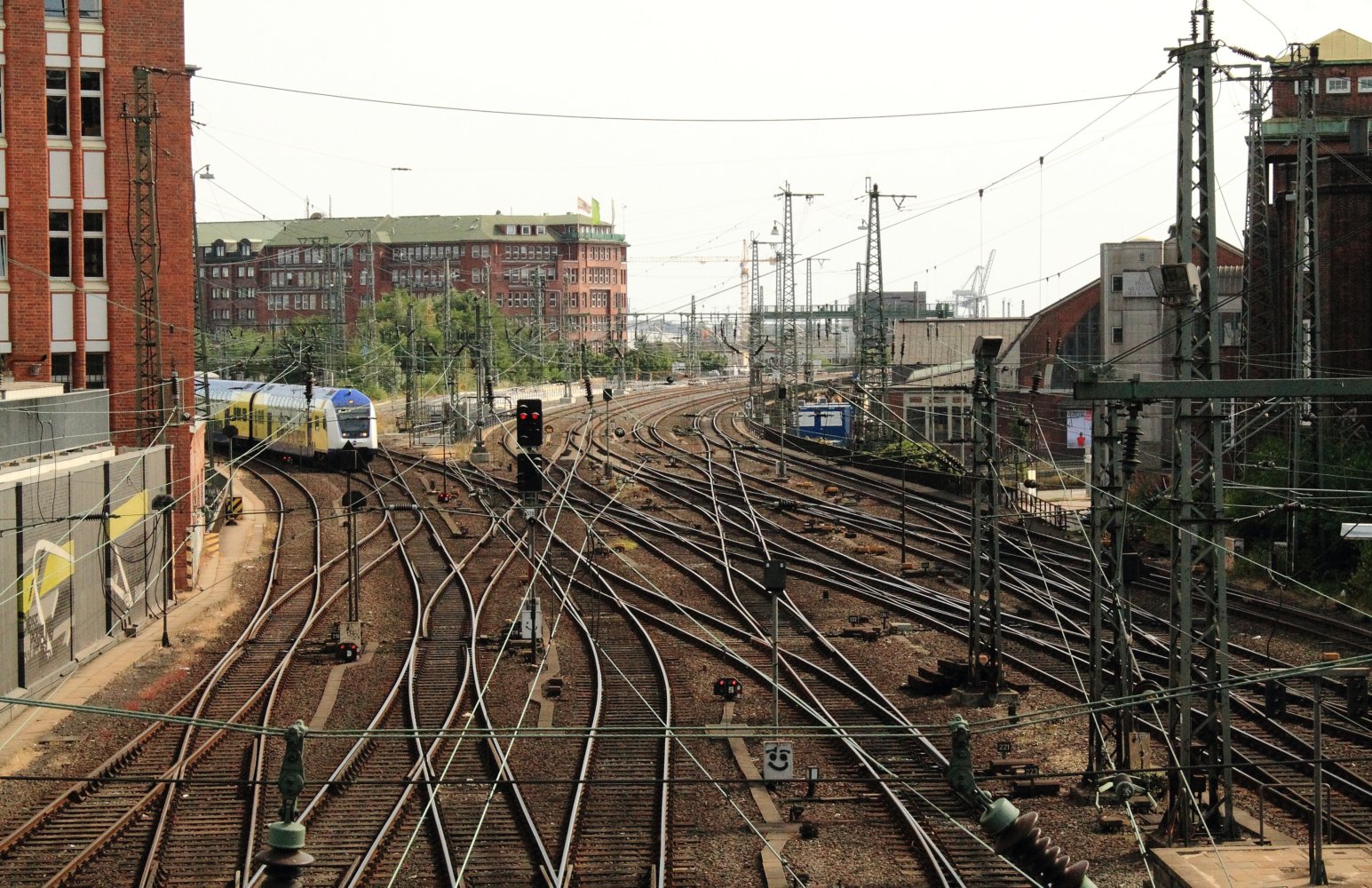  Hamburger Haupbahnhof Ausfahrt - aber wohin denn nun ? 