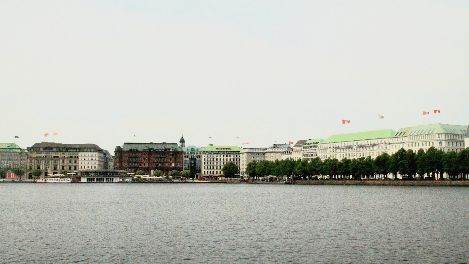  Binnenalster - Alsterpavillon im Hintergrund der Michel 